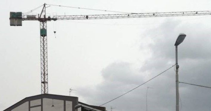 Reggio Calabria, gru pericolante a Gallina: evacuate alcune abitazioni