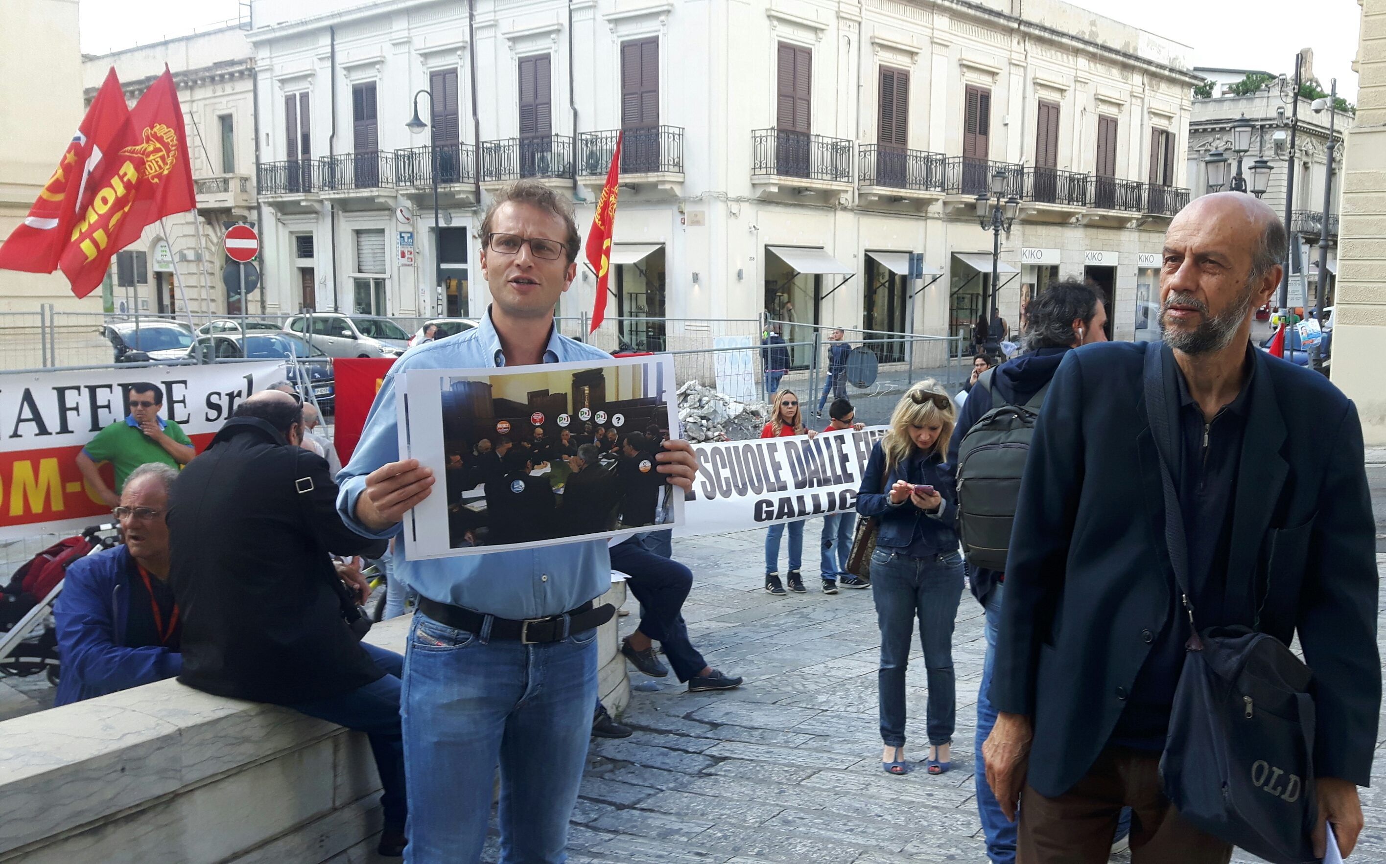 E un presidio "rovina" la festa