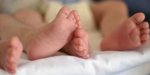Tornano a casa le gemelline calabresi operate in utero. Il «miracolo» di Natale al Bambino Gesù di Roma