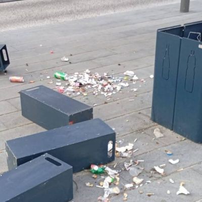 Raid vandalico nel centro di Vibo, cassonetti divelti e rifiuti sparsi ovunque in piazza Santa Maria – FOTO