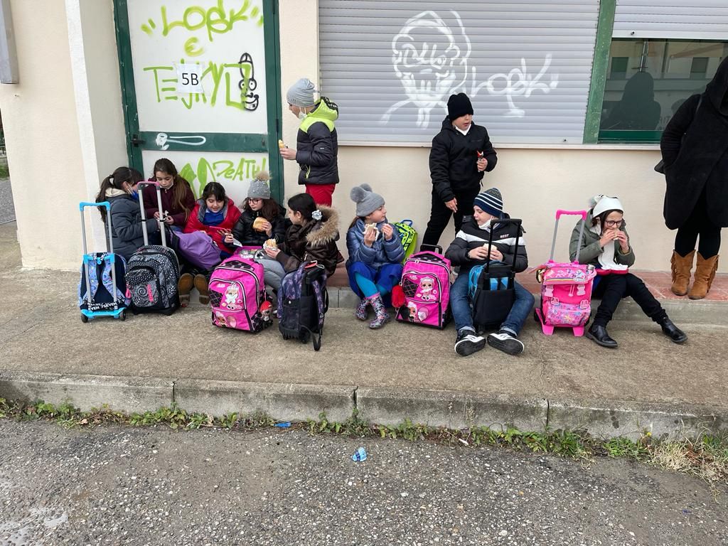 Crotone, bimbi al freddo per due ore in attesa di un tampone