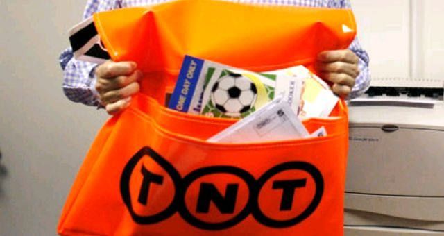 Invece di consegnare le lettere, le buttava