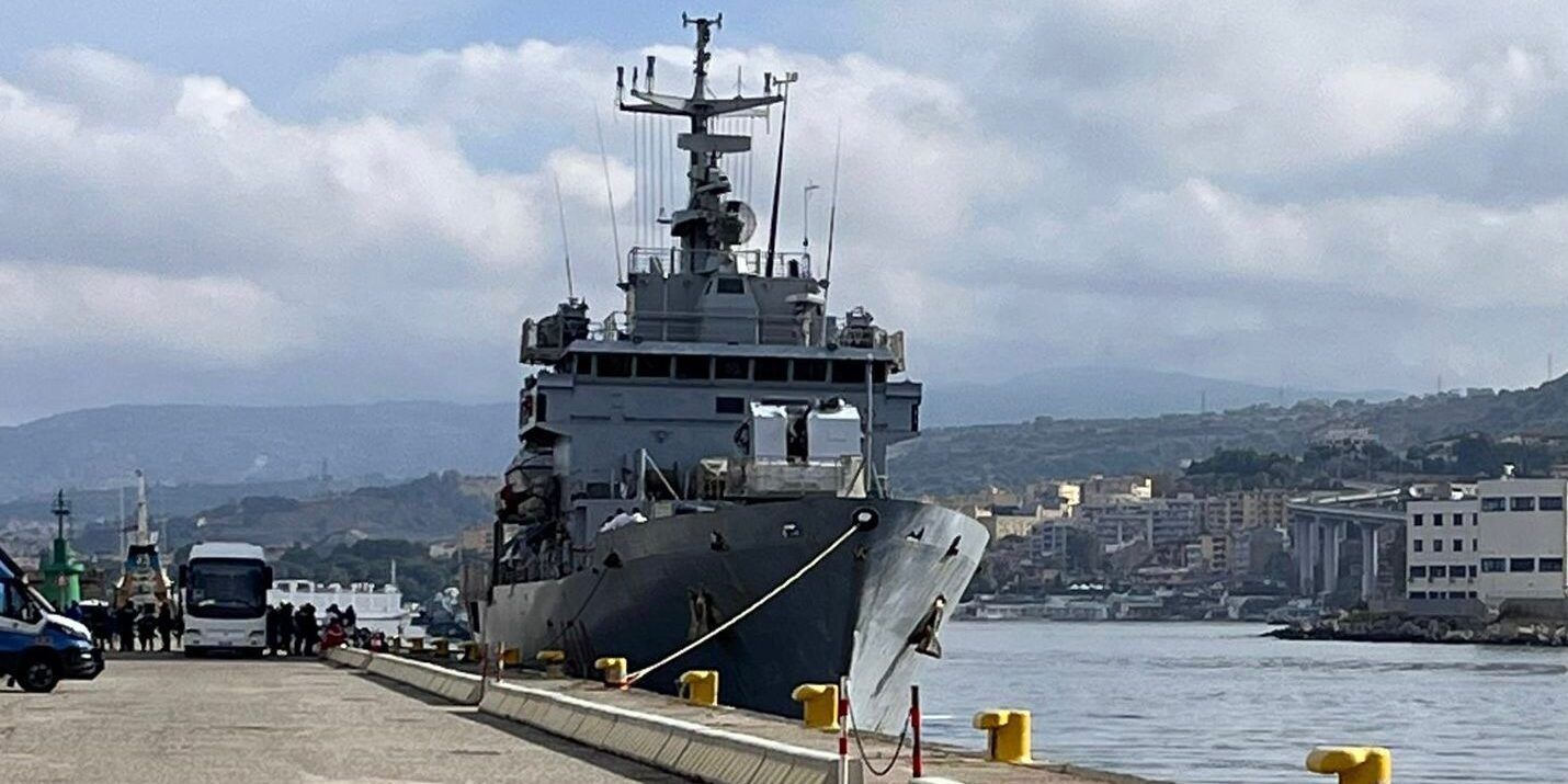 Arrivata a Reggio Calabria la nave militare Vega con a bordo 491 migranti