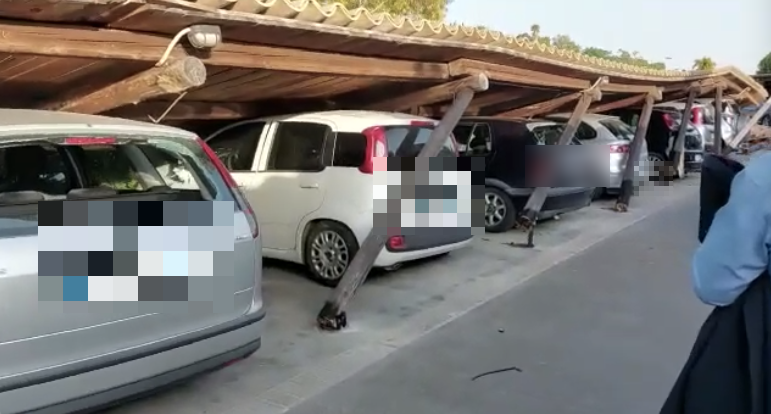 Crolla tettoia ad Amantea, decine di auto danneggiate