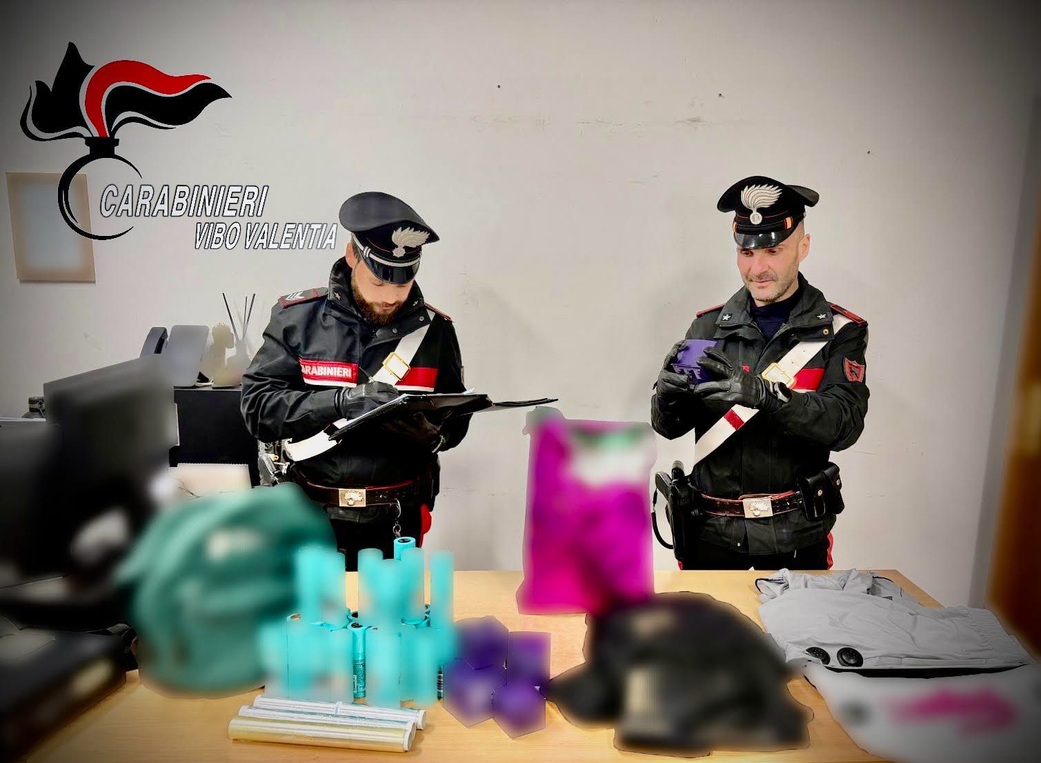 Rubano cosmetici e vestiti al centro commerciale, due denunce nel Vibonese