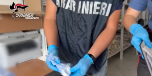 Falerna, getta 70 grammi di cocaina dal finestrino dell’auto: pusher arrestato – VIDEO