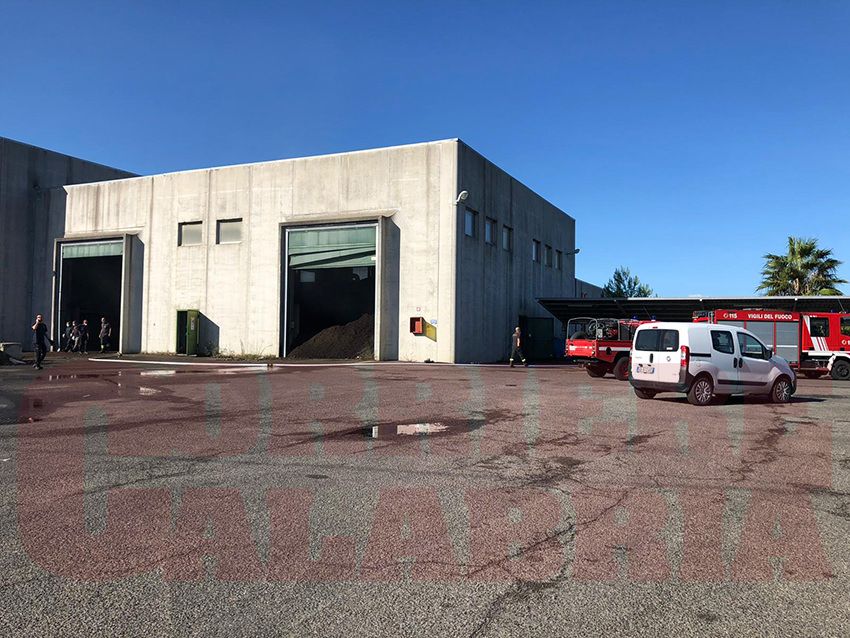 Incendio alla discarica di Bucita, in fiamme parte del compost
