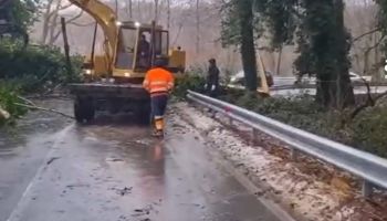 Maltempo sul Tirreno cosentino, galleria La Testa liberata dal fango: circolazione ripristinata sulla SS18