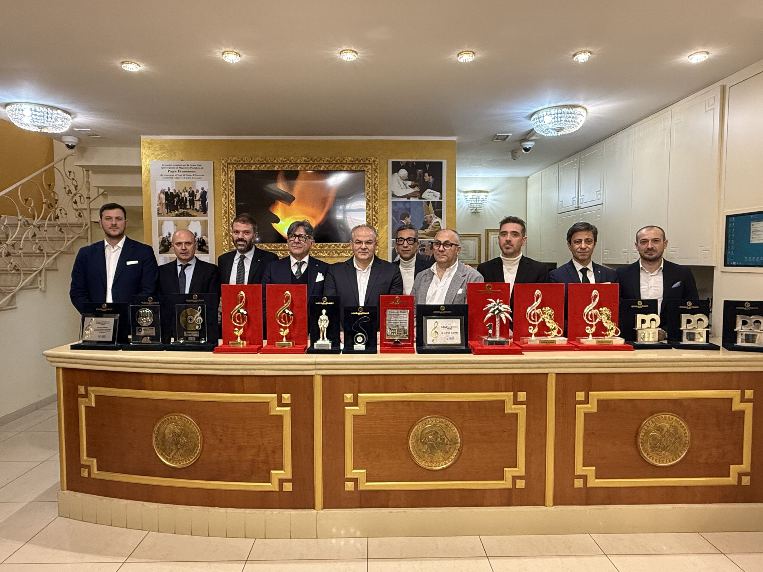 L’arte di Michele Affidato al Festival di Sanremo: il maestro orafo presenta i premi speciali – FOTO