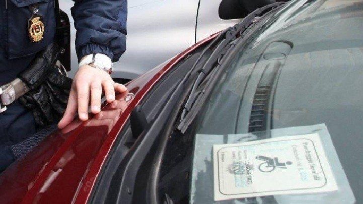 Ex primario usava il pass per disabili della madre morta