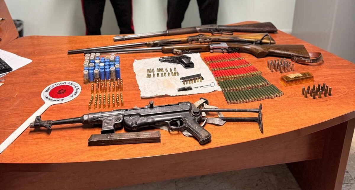 Scoperto arsenale con armi da guerra, detonatori e fucili: due arresti a Isola Capo Rizzuto