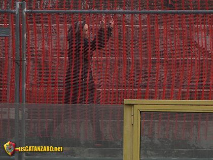 Il (doppio) dito medio di Gessica Cosentino ai tifosi del Catanzaro