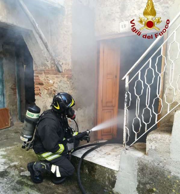 Gerocarne, in fiamme abitazione nel centro storico