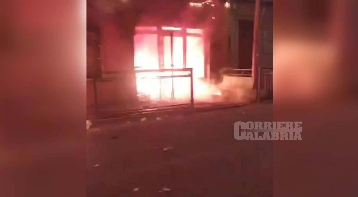 Mandatoriccio, finisce in carcere il 28enne che ha dato fuoco all’ufficio postale