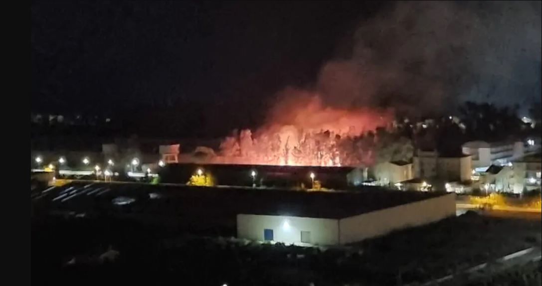 In fiamme l’area dell’ex Marlane, il Comune di Praia a Mare chiede il dissequestro