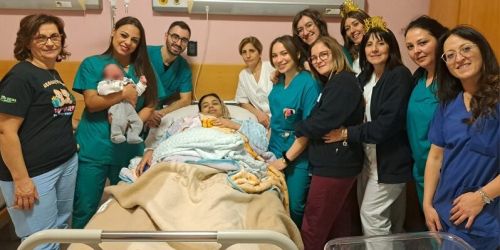 la foto del primo nato del 2025 a Cosenza con l'equipe dell'Ospedale dell'Annunziata
