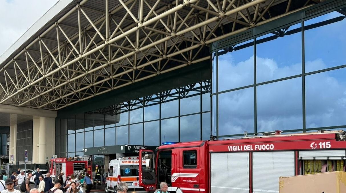Caos a Milano Malpensa, uomo appicca il fuoco e prende a martellate il monitor del terminal