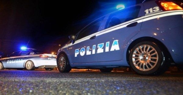 Butta la droga dal balcone e tenta la fuga, arrestato un uomo a Cosenza