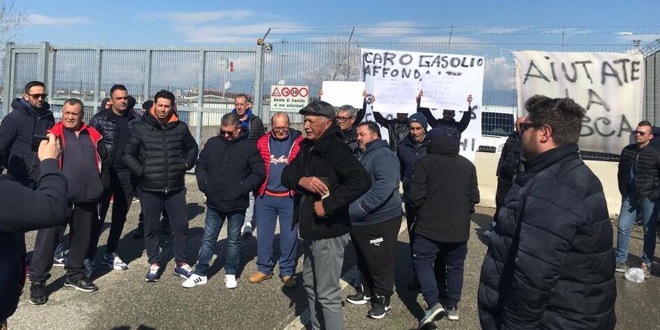 Caro gasolio, protesta dei pescatori di Schiavonea: i costi hanno superato i ricavi