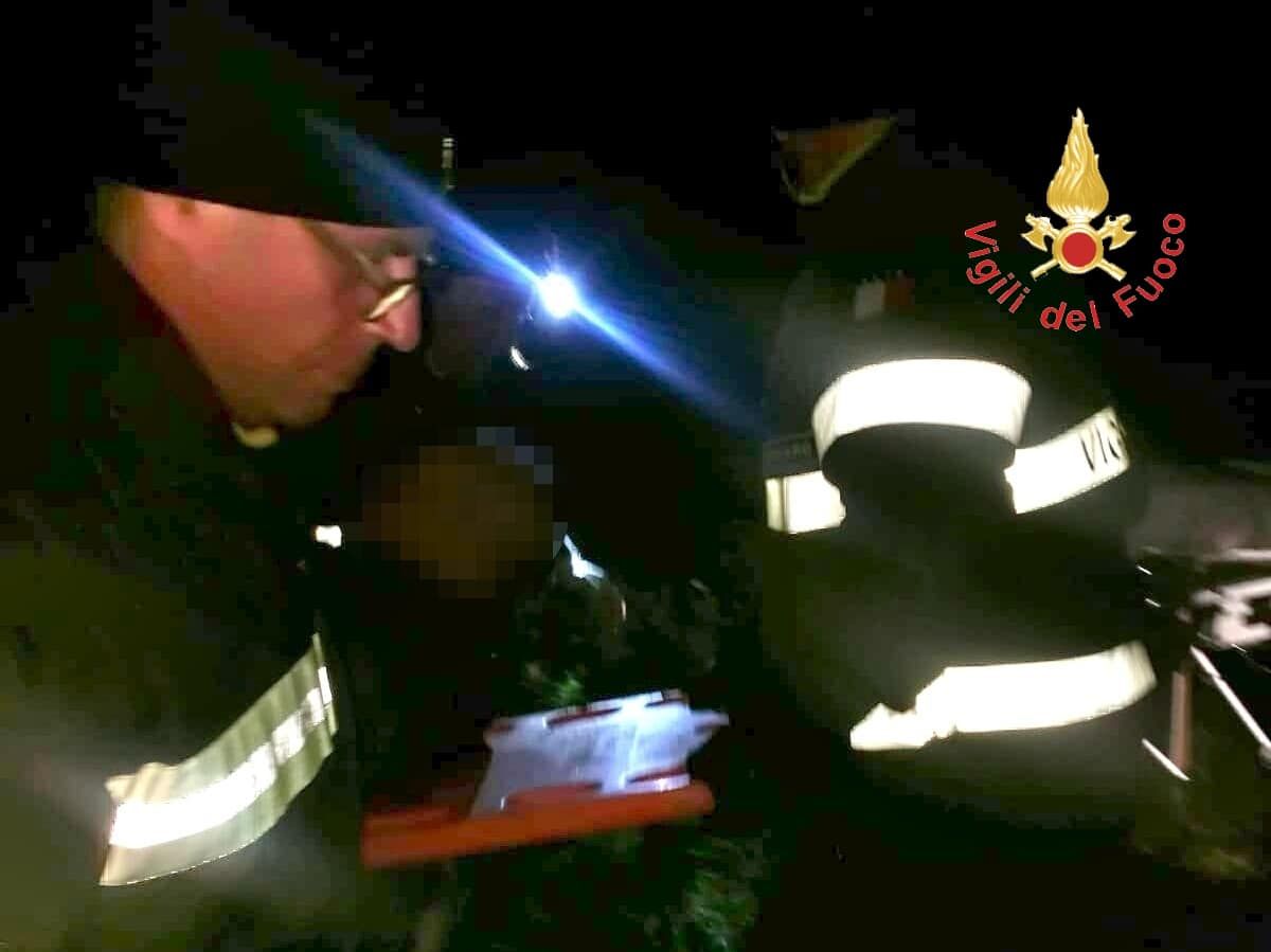 Anziano cade in un canale, salvato dai vigili del fuoco