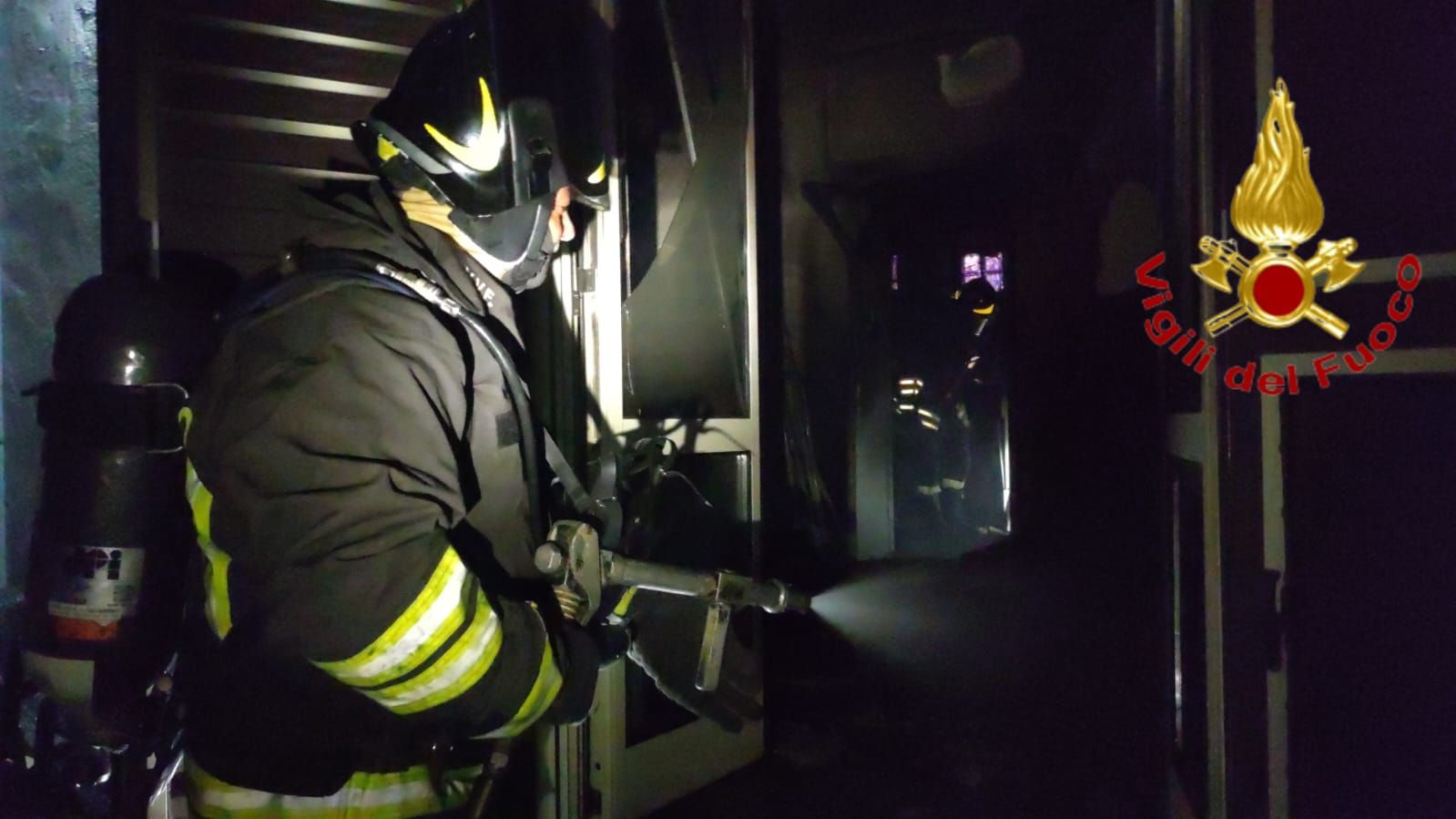 Paura a Isola Capo Rizzuto, in fiamme appartamento – VIDEO E FOTO