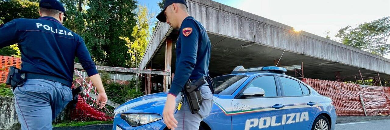 Non si ferma all’alt dei poliziotti, 49enne muore schiantandosi contro un’auto