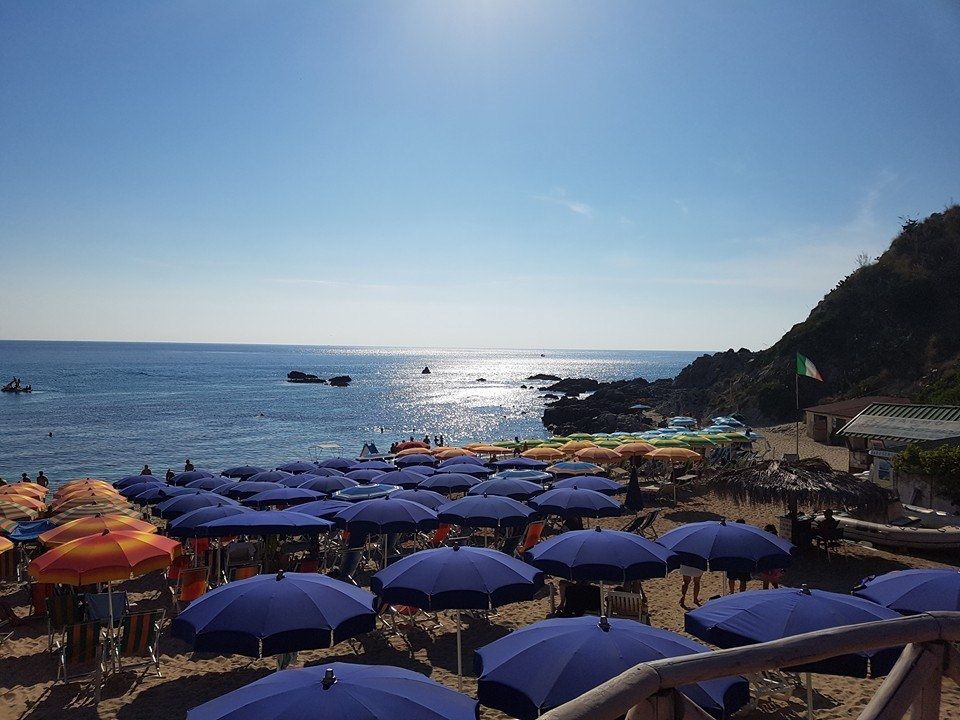 Spiagge prese d'assalto in Calabria