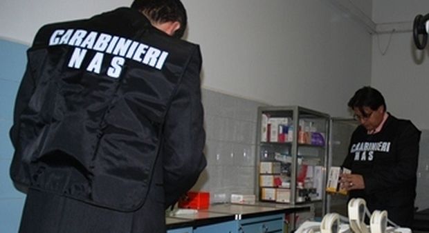 Rifiuti sanitari all’interno della farmacia di Gimigliano. Multa “salata” per il titolare