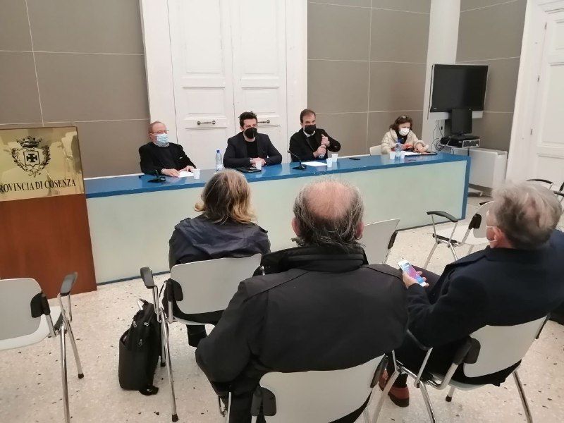 Cosenza, clima rovente alla Conferenza dei sindaci. Tutto rimandato all’Unità di crisi – VIDEO