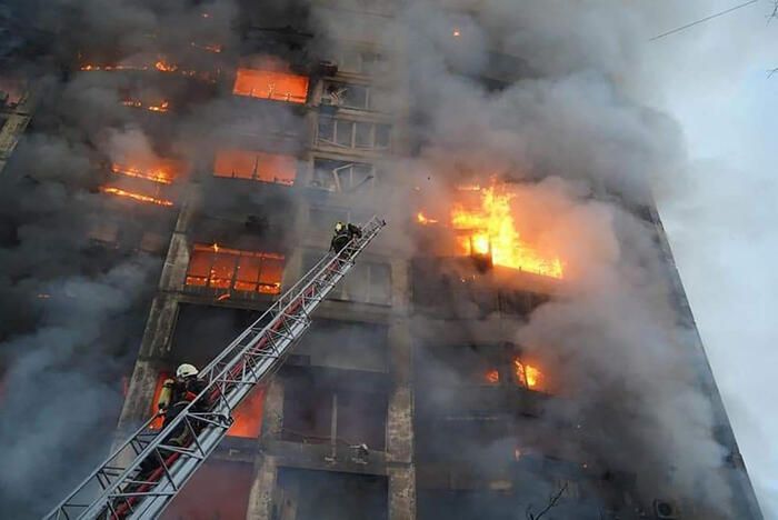 Esplosioni in una zona residenziale di Kiev, due morti. Riprendono i colloqui