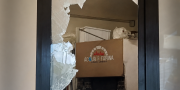 Furto con scasso in una pizzeria di Castrolibero, il titolare: «Un bravissimo ladro di galline» – VIDEO