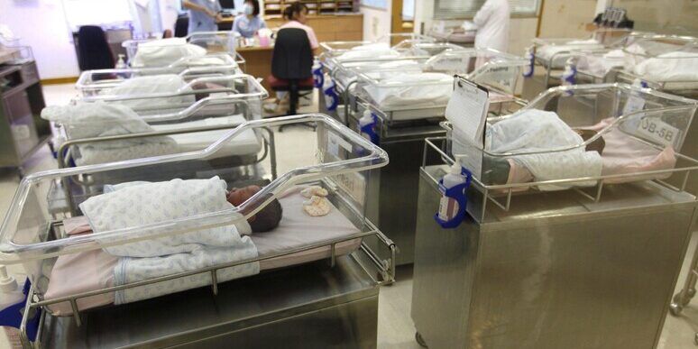 Istat, in Italia calano le nascite nel 2023