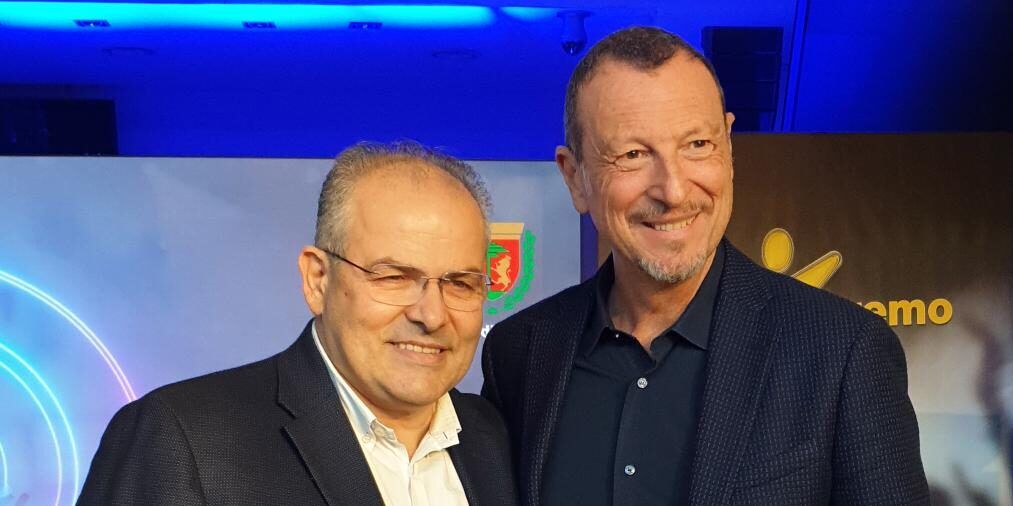 Michele Affidato realizza i premi per i vincitori di Area Sanremo