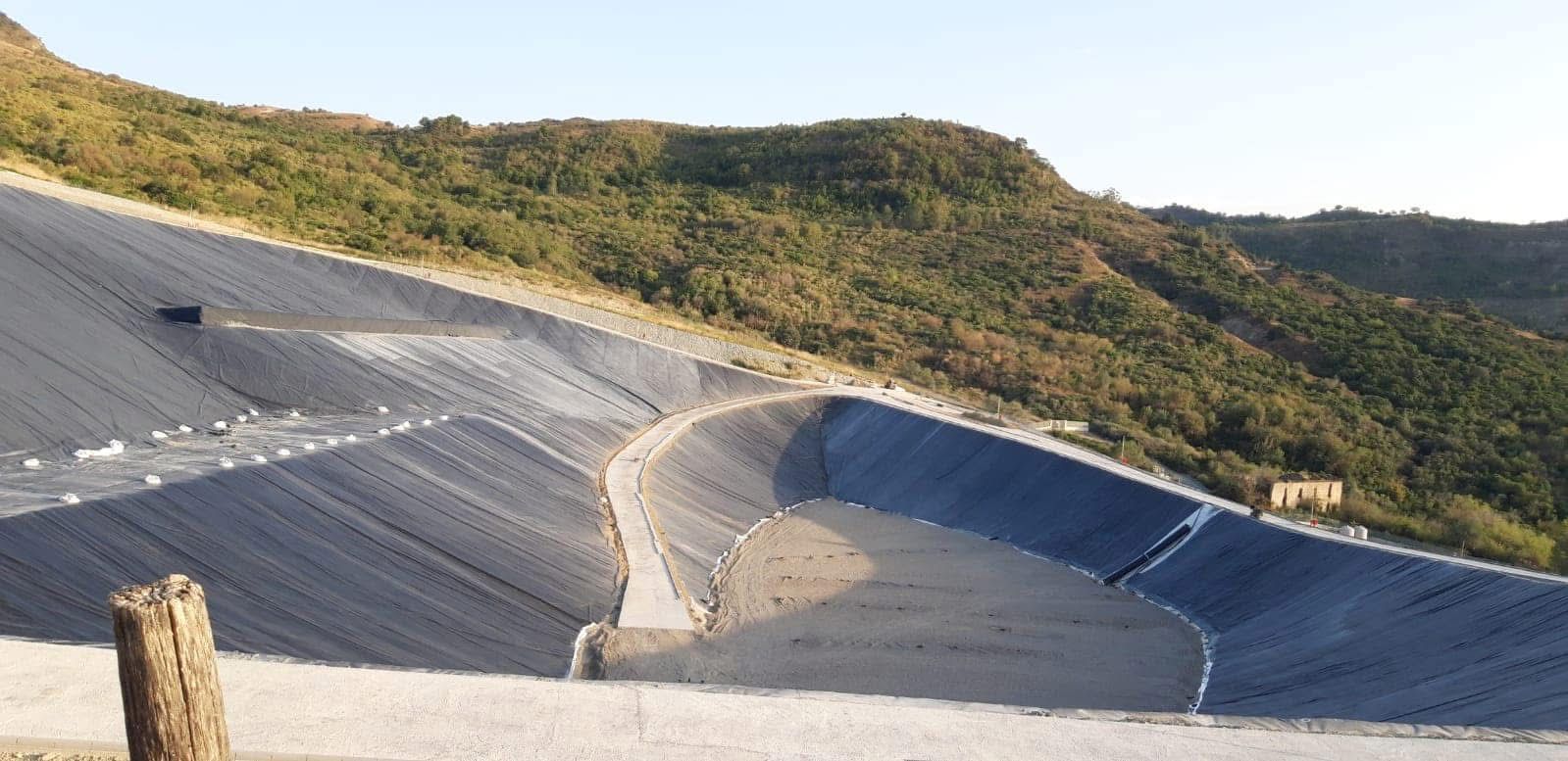 Discarica di Scala Coeli, chiesto il rinvio a giudizio per disastro ambientale. Legambiente: «Ci costituiremo parte civile»