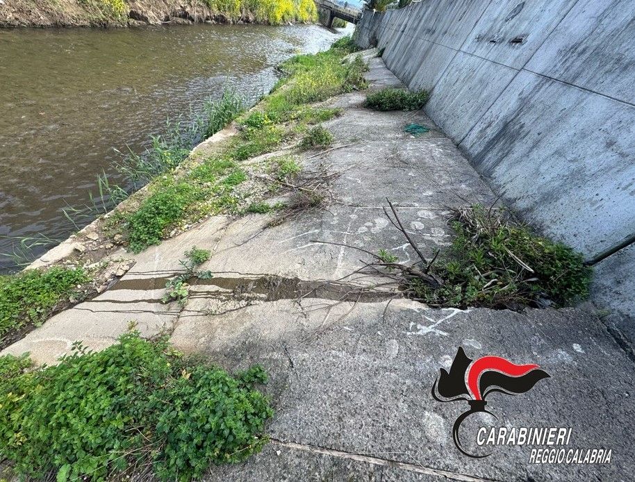Bomba ecologica a Gioia Tauro: scarichi illegali nel fiume Budello, in aree private lastre di amianto e rifiuti tossici