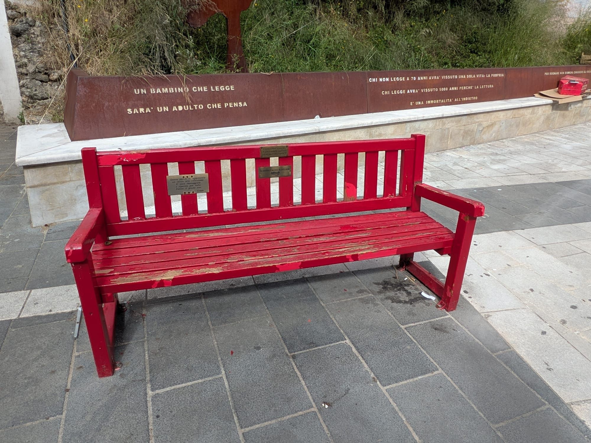 Cosenza, ennesimo danneggiamento alla panchina rossa dedicata a Maria Rosaria Sessa