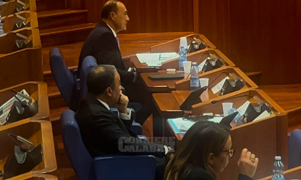 La lunga notte dello Statuto: passano Giunta larga e sottosegretari