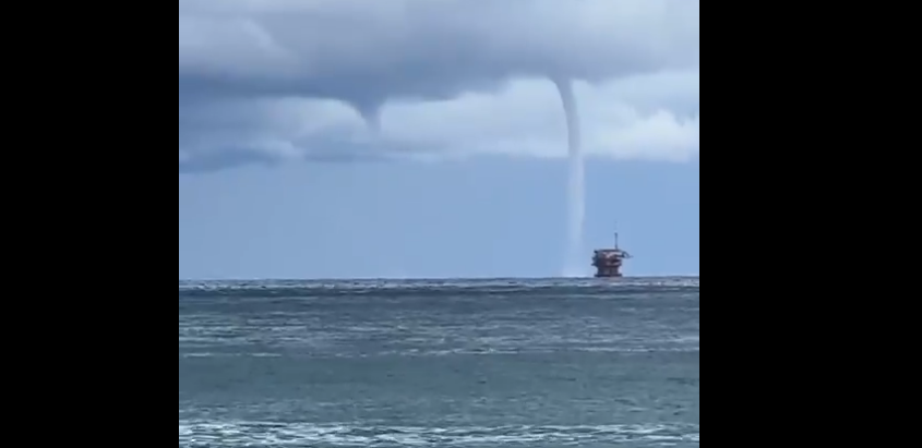 Spettacolare tromba d’aria in mare a Crotone – VIDEO
