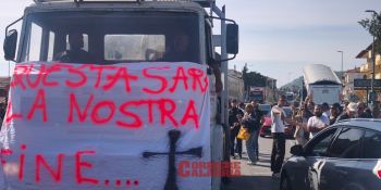 Negozi chiusi, i commercianti di Vibo si uniscono ai tir e nella protesta sfila una bara: «Questa sarà la nostra fine» – FOTO
