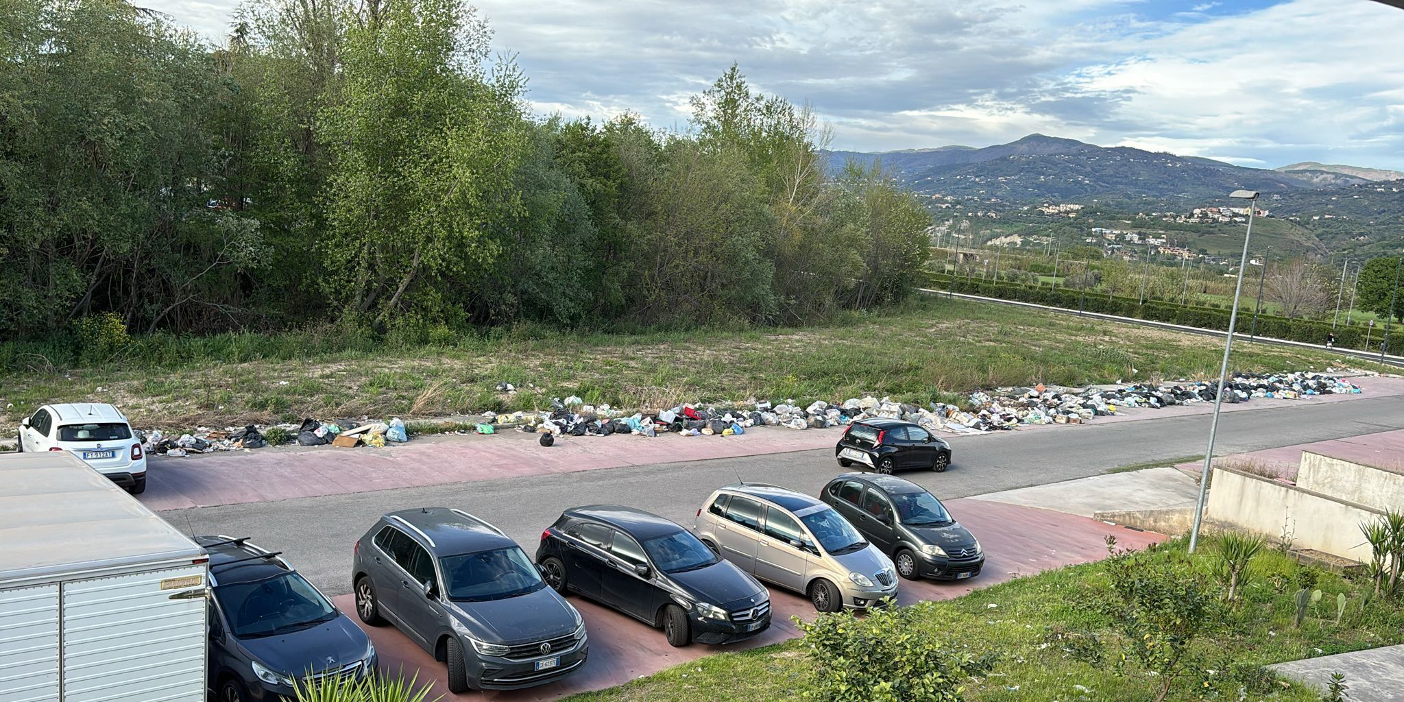 La discarica dietro un supermercato a Rende. «Rifiuti aumentati, situazione insostenibile» – VIDEO