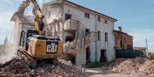 Demolita una villa confiscata alla 'ndrangheta in Toscana