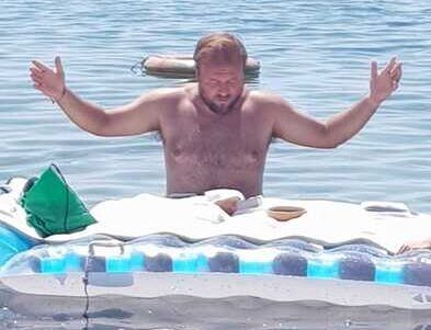 Celebrò messa in costume da bagno nel mare di Capocolonna, archiviazione per don Bernasconi