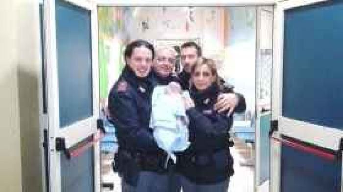 Bimba abbandonata, indagati i genitori