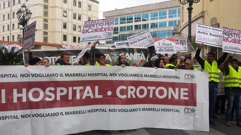 Marrelli hospital, sit-in dei dipendenti: «Scura firmi il decreto»