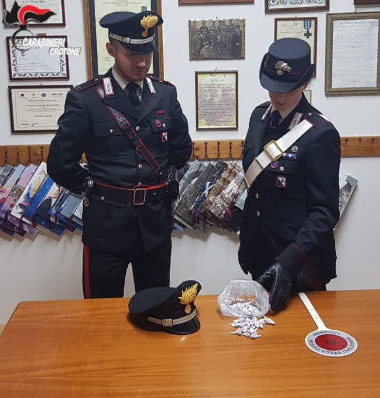 È ai domiciliari ma continua a spacciare eroina, arrestato 54enne a Crotone