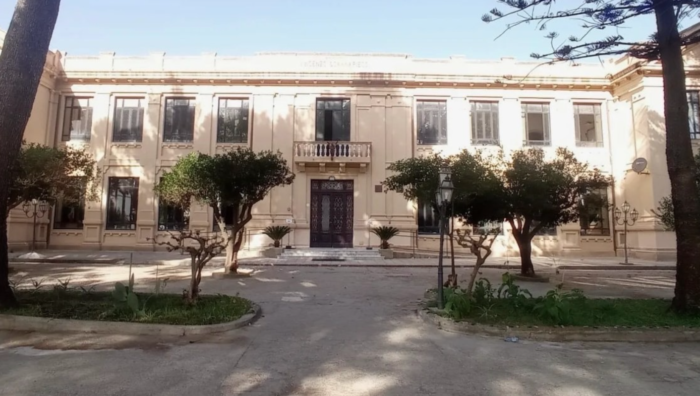 Liceo classico di Locri, genitori e studenti in piazza: «Basta ritardi, la scuola merita rispetto»