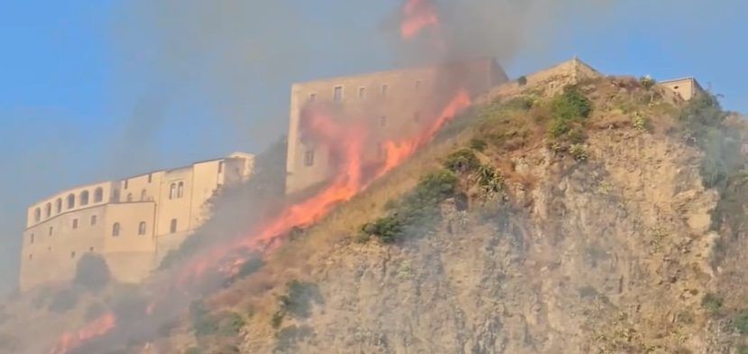 Incendio a Fiumefreddo, lo sfogo del vicesindaco:  «Non siete piromani ma criminali»