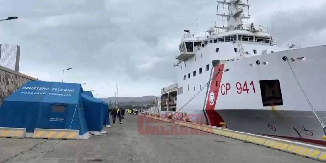 La speranza nel buio della domenica: migrante sbarcata a Reggio partorisce due gemelli