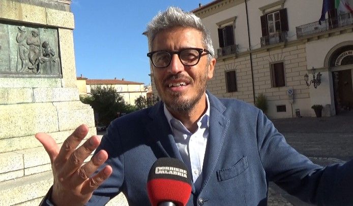 Pif incontra gli studenti di Cosenza: «Smitizziamo le mafie e non perdiamo il sorriso» – VIDEO