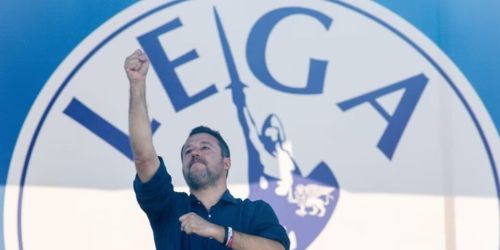 salvini-pugno-chiuso-lega